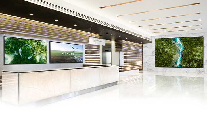 The various displays installed in the company lobby vividly showcase images.