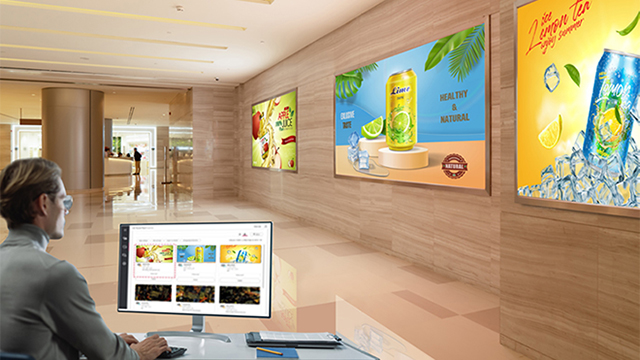 An administrator is controlling multiple signage devices collectively using a personal PC.